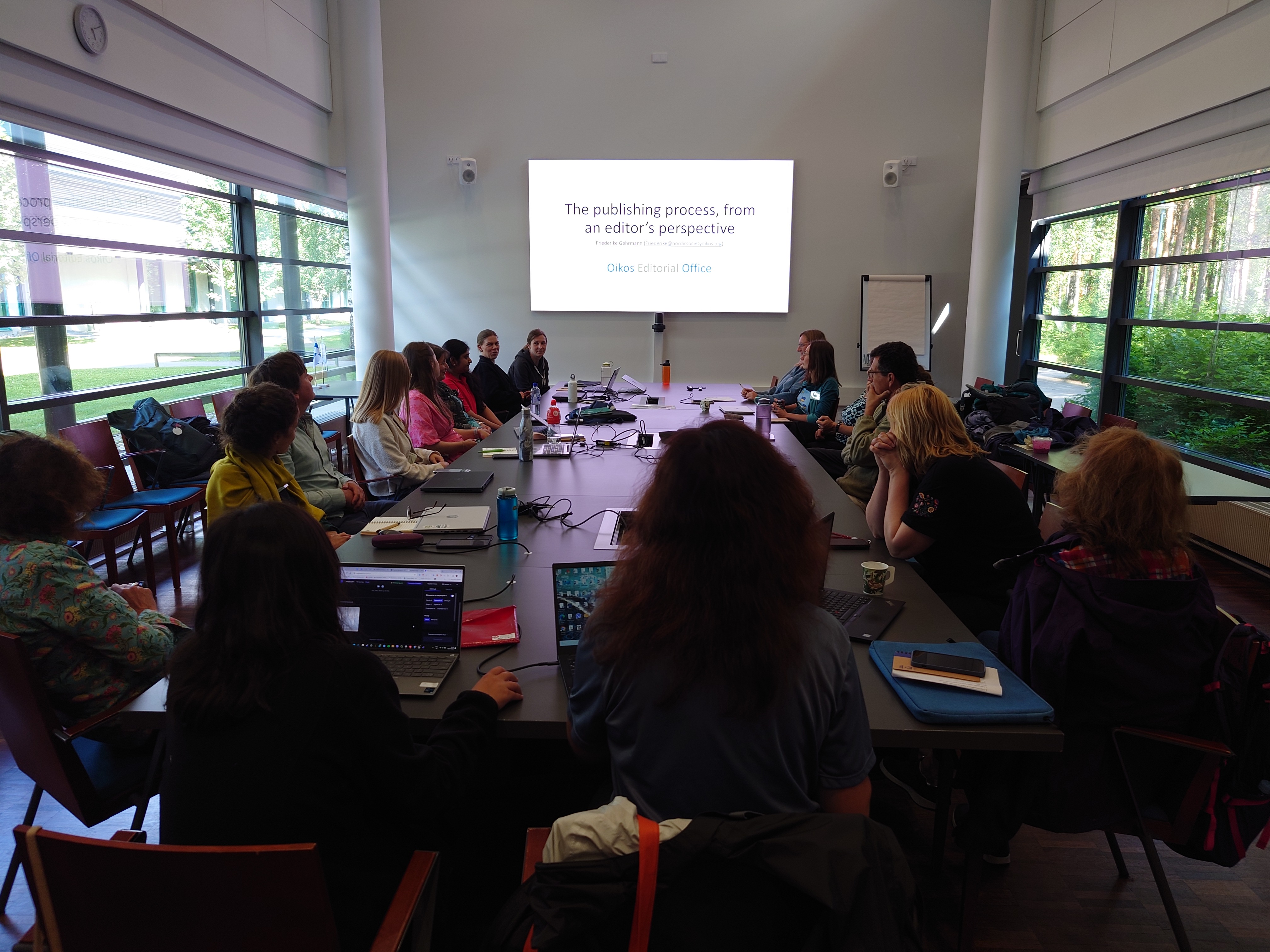 Classrom with people from the scientific writing workshop